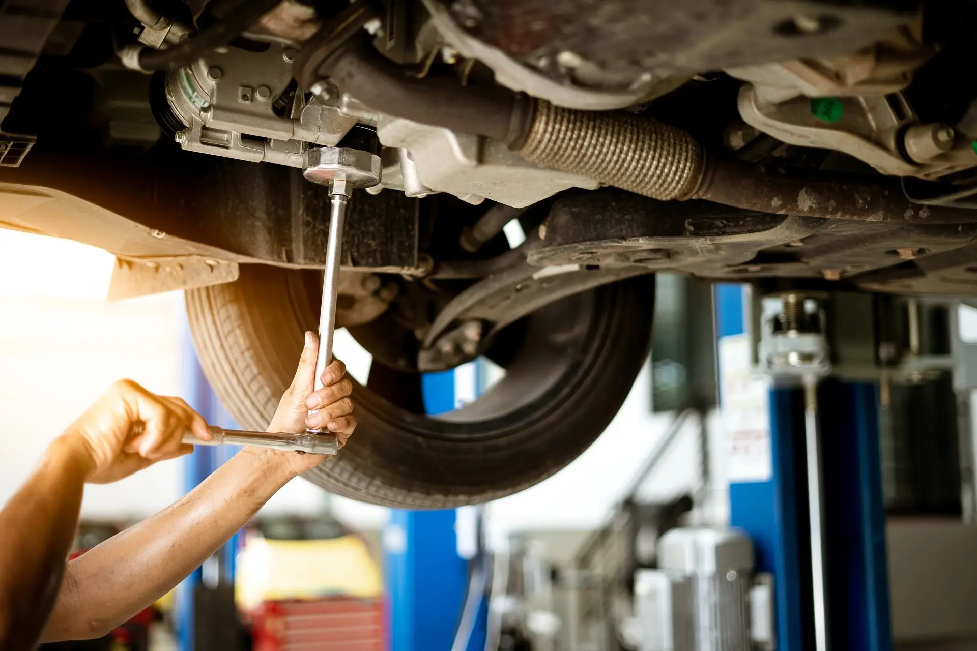 mecanico girando tuerca arreglar coche garaje servicio reparacion
